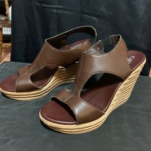 Brown wedge